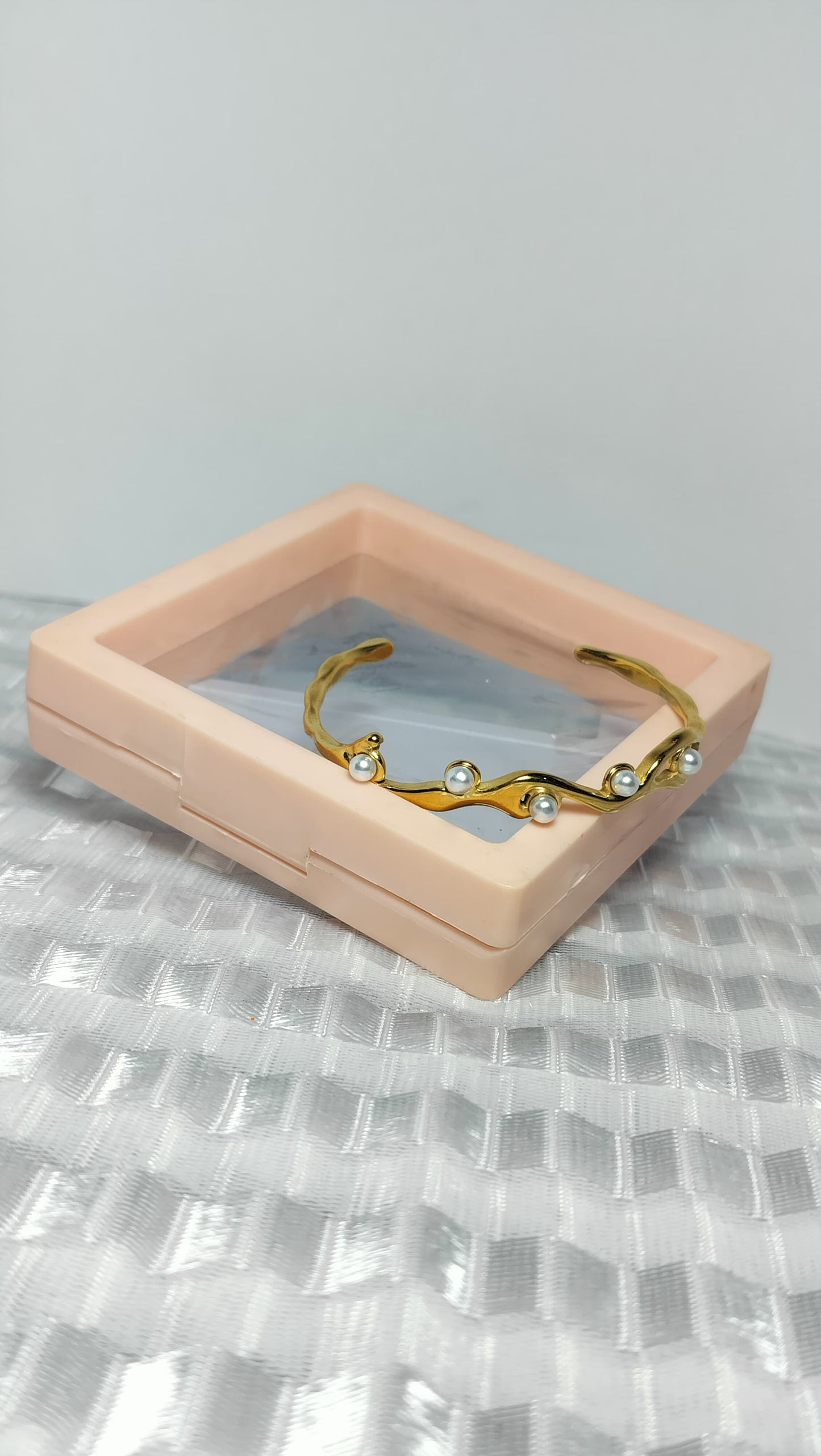 Wavy Pearl Accent Bracelet – Anti Tarnish Stainless Steel