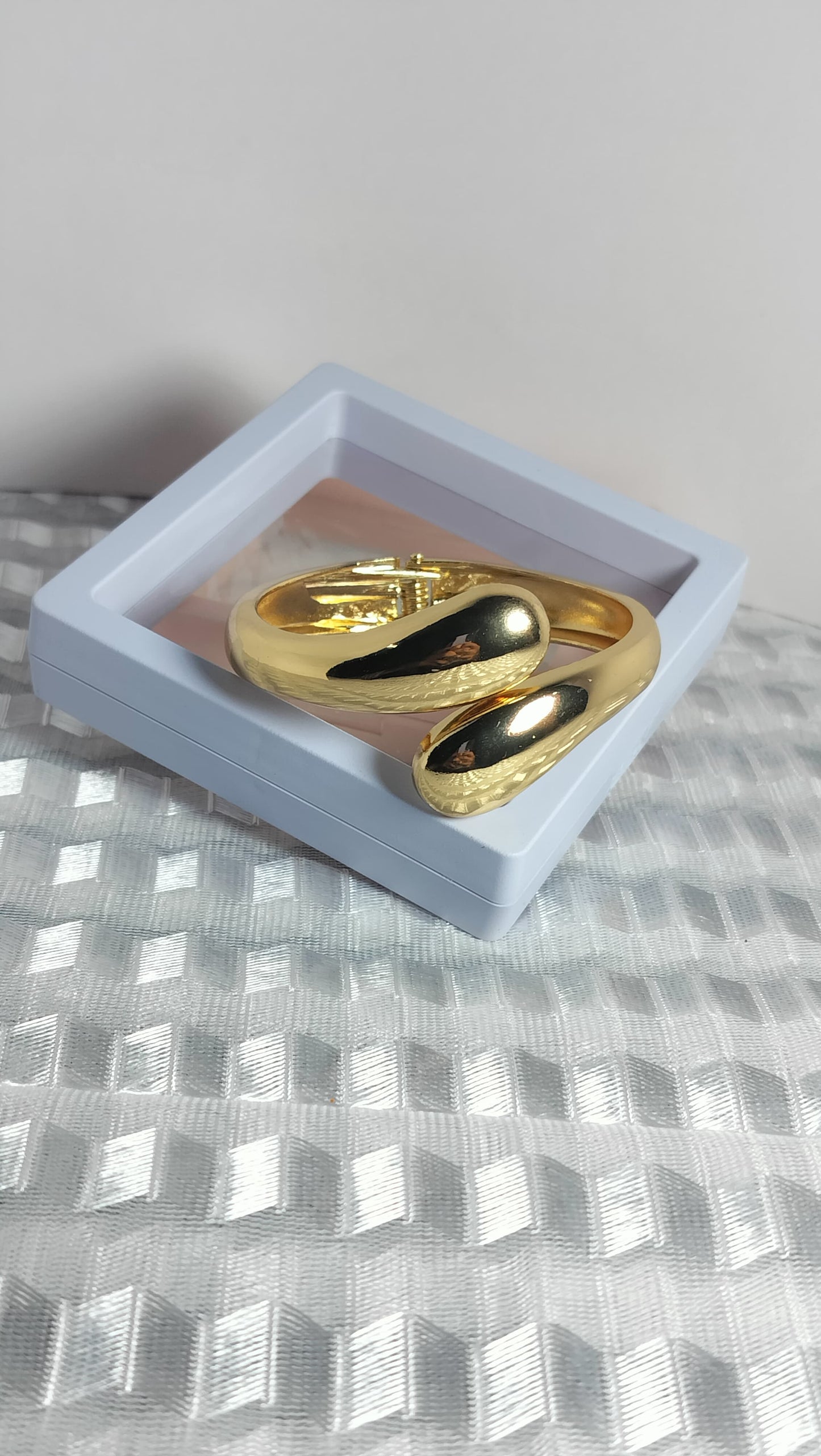 Anti Tarnish Stainless Steel Overlap Design Gold Bracelet