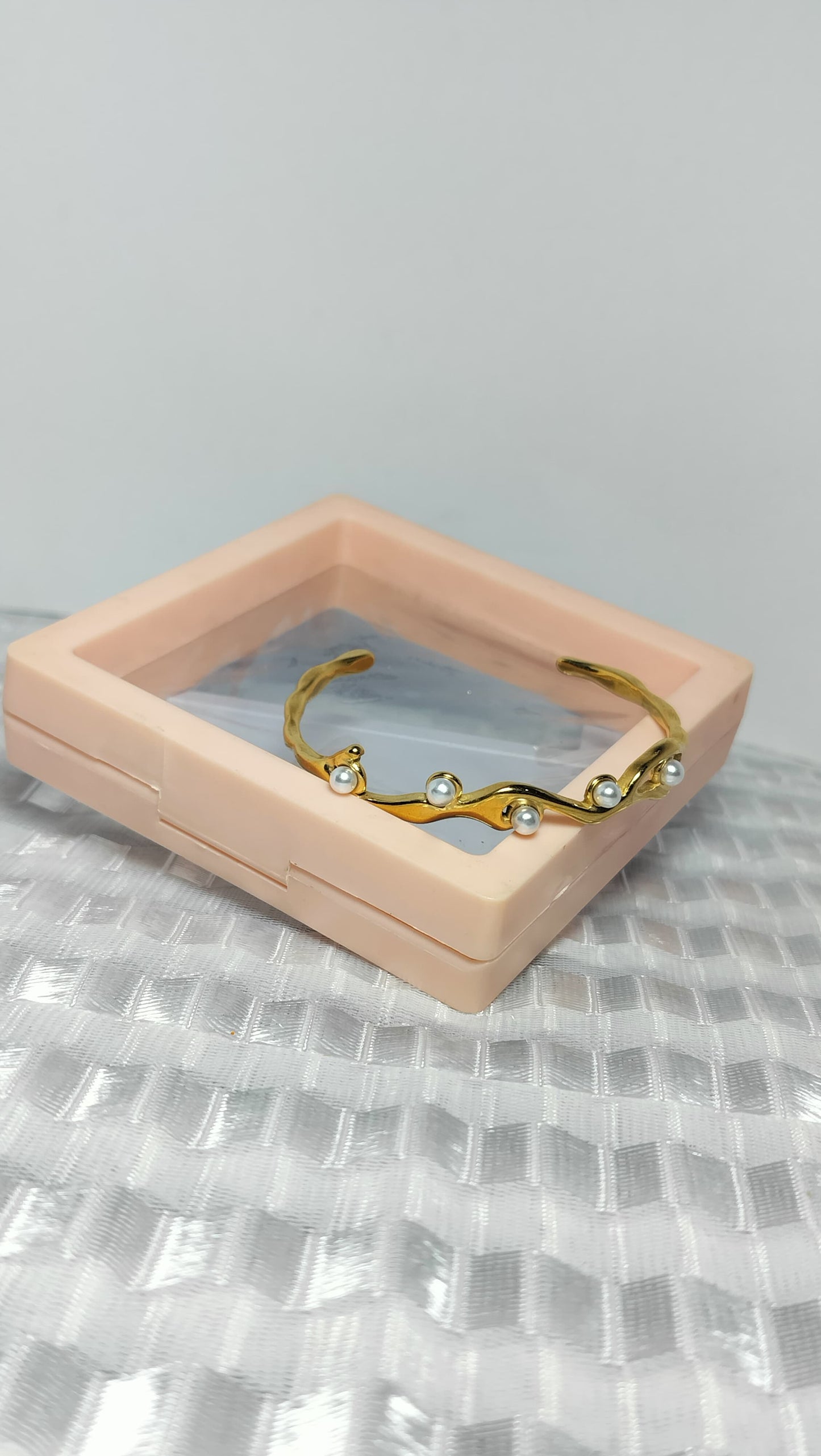 Wavy Pearl Accent Bracelet – Anti Tarnish Stainless Steel