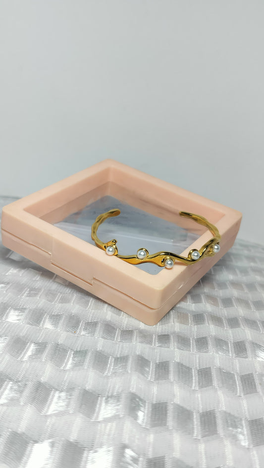 Wavy Pearl Accent Bracelet – Anti Tarnish Stainless Steel